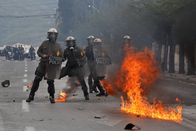 Yunanistan’da öğrenciler polisle çatıştı